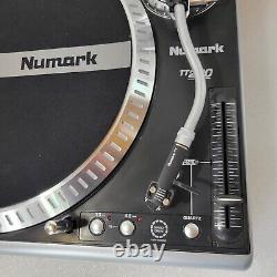 Platine DJ à entraînement direct Numark TT200 à couple élevé, s'allume et s'inclut dans un ensemble